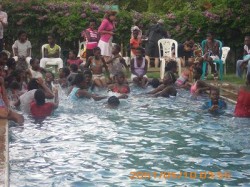 Barbeque 004 Girls having fun in the swimming pool